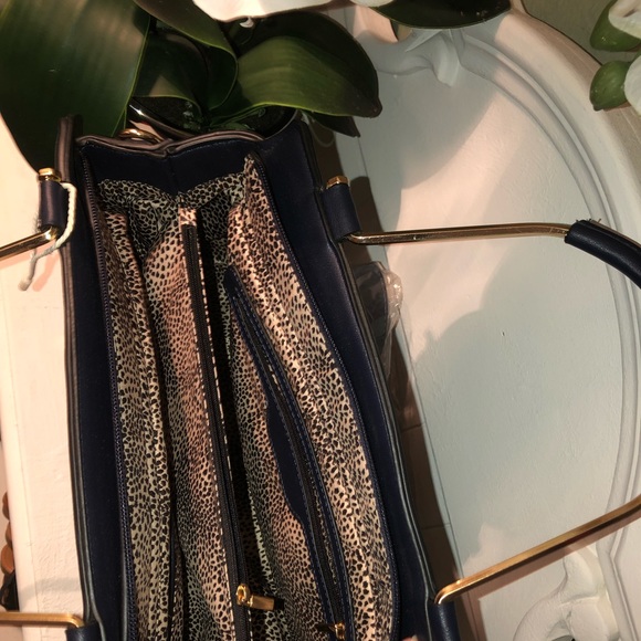 Medium sized navy purse (new without tags) - Picture 3 of 5